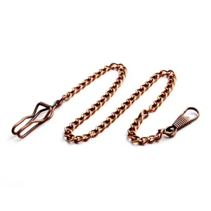 Vue detaillee de la chaine de montre de poche bronze retro, accessoire jeans metallique.