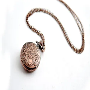 Vintage bronzen zakhorloge met lange ketting en prachtig bloemmotief voor de trui.