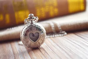Vintage hartvormig hol quartz zakhorloge met ketting voor herfst en wintertruien te koop.