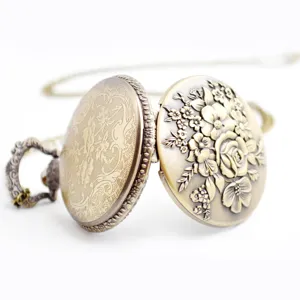 Antike bronzefarbene Quarz-Taschenuhr mit Blumen-Relief und Kette im Hauptansicht-Stil.