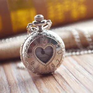 Vintage zilveren zakhorloge met hart uitsnede, quartz uurwerk, elegante trui ketting.