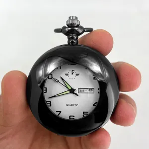 Orologio da tasca al quarzo nero classico con coperchio traforato, doppio calendario e lancette.