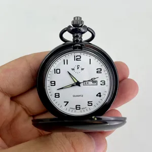 Classico orologio da tasca nero con movimento al quarzo, datario e lancette luminescenti.