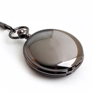 Orologio da tasca meccanico nero lucido classico con catena, elegante design vintage.