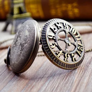 Montre de poche bronze vintage avec cadran roue ajouré et chiffres arabes, design classique.