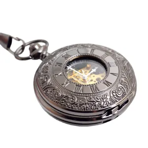 Orologio da tasca meccanico vintage con quadrante scheletrato e numeri romani eleganti.