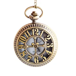Montre de poche à quartz en bronze vintage avec chiffres arabes évidés pour un style rétro.