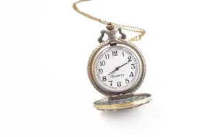 Antike bronzene Quarz-Taschenuhr mit langer Kette, klassischem Zifferblatt und Design.
