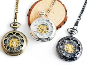 Antike hohle mechanische Taschenuhr Detail in Bronze, Silber und Schwarz Ausführung.