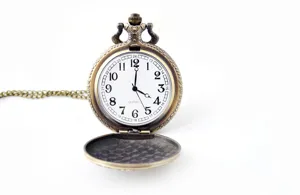 Détail de montre de poche vintage en bronze, montre quartz avec cadran blanc et chiffres.