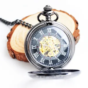 Klassische vintage schwarze mechanische Taschenuhr mit römischen Ziffern und Skelett-Zifferblatt.