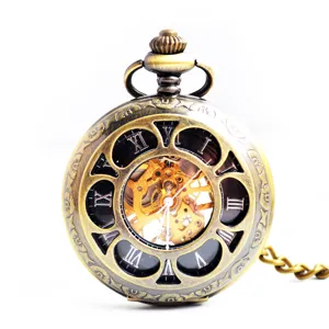Detailansicht der antiken hohlen mechanischen Taschenuhr mit feinen Zahnrädern und römischen Ziffern.