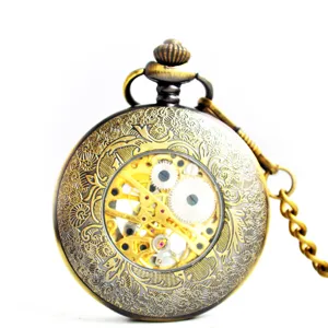 Detailaufnahme vintage mechanische Taschenuhr, hohles geschnitztes Metallgehäuse, Uhrwerk.