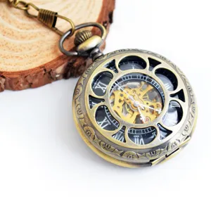 Antike bronzene Skelett-Taschenuhr mit verziertem Gehäuse und mechanischem Uhrwerk.