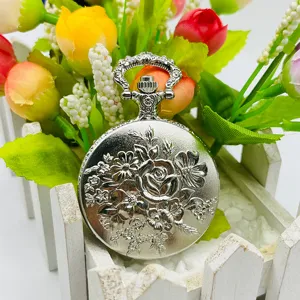 Antike silberne Taschenuhr mit filigranem geprägten Rosen-Blumenmuster und dekorativem Anhänger.