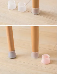 Detail de protection de pied de chaise en silicone anti usure et embouts de sol silencieux.