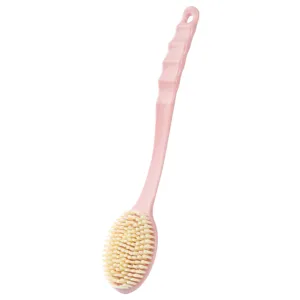 Roze badborstel met lange steel voor rugscrub met zachte haren en comfortabele grip.
