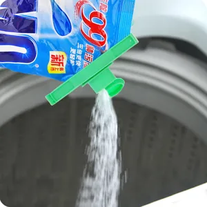 Plastic food bag sealing clip with pour spout, fresh keeping sealer for kitchen storage.