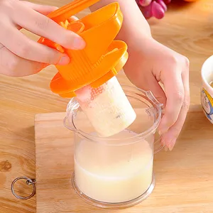 Extracteur de jus de fruit manuel portable avec tasse à mesurer transparente pour maison.