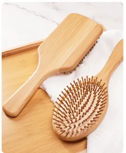 Detailansicht der Bambus Haarbürste mit glatten Holzzapfen und bequemen Luftkissen Basis.