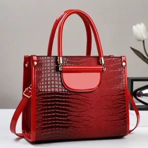 Rode lakleren handtas met krokodillenprint, stijlvolle schouder- en crossbody tas.