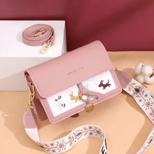 Roze PU lederen crossbody tas voor dames met geborduurd hondjesmotief en brede riem hoofdaanzicht