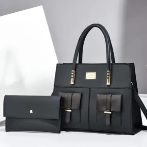 Μαύρη τσάντα χειρός από PU δέρμα και clutch set με κομψές χρυσές μεταλλικές λεπτομέρειες.