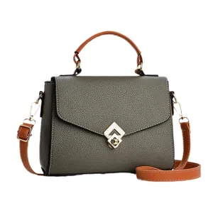 Chique dames schoudertas in contrastkleur met handvat en stijlvol metalen slot.