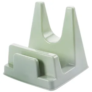 Support de couvercle de casserole et de planche à découper en plastique vert de cuisine.
