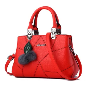 Sac à main rouge en cuir avec coutures géométriques, fourre-tout élégant pour femmes.