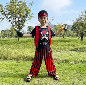 Conjunto de disfraz de pirata para niños con pantalones a rayas, chaleco y pañuelo.