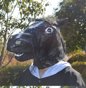 Drôle de masque de tête de cheval noir pour costume de fête et accessoire de spectacle.