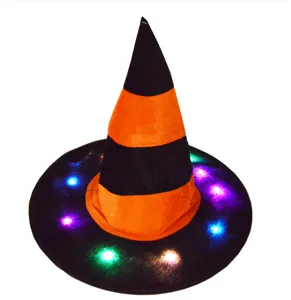 Nahaufnahme des Halloween LED leuchtenden Hexenhutes mit bunten Lichtern und Streifen.