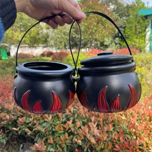 Detailansicht des schwarzen Halloween Hexenkessel Süßigkeiten Eimers mit roten Flammen.