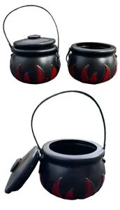 Detailansicht von schwarzen Halloween Hexenkesseln als Süßigkeiteneimer mit rotem Flammen-Design.