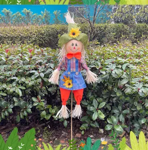 Halloween garden scarecrow decoration, cute autumn harvest party yard standing prop decor.