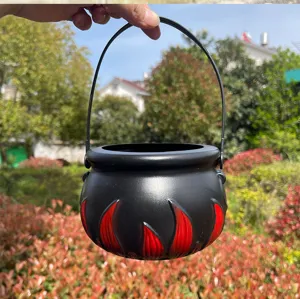 Schwarzer Hexenkessel für Halloween mit rotem Flammenmuster und Griff, Süßigkeitentopf.