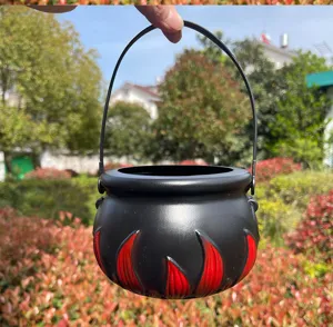 Halloween Hexenkessel Detailansicht, schwarzer Plastik Süßigkeiten Eimer mit roten Flammen.