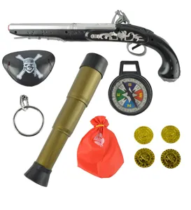 Ensemble de jouets de pirate avec pistolet, télescope, boussole, cache-œil et pièces d'or.