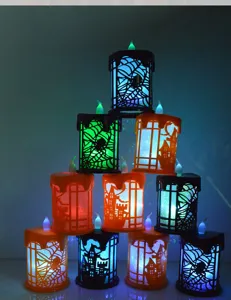 Halloween LED Kerzenlicht mit Spinnennetz und Schloss Muster für festliche Raumdeko.