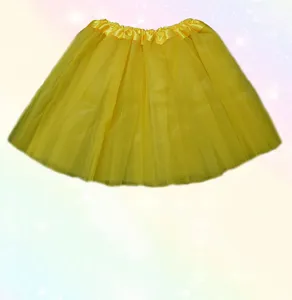 Vista detallada de la falda de tul amarillo brillante para niños con cintura elástica de satén.