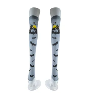 Calze lunghe con stampa pipistrello di Halloween, calze da festa cosplay grigie dettaglio.