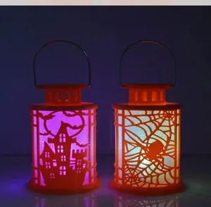 Luce notturna portatile luminosa di Halloween con castello spettrale e motivo a ragnatela.