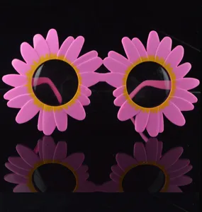 Dettaglio in primo piano di occhiali da sole rosa a girasole, divertente accessorio foto.