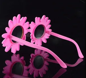 Vista dettagliata occhiali da sole da festa margherita rosa, occhiali novità divertenti per feste.