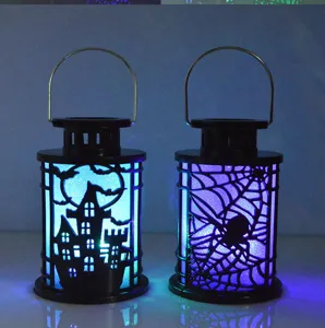 Dettaglio lanterna LED Halloween con luci colorate, castello stregato e motivi di ragnatela.