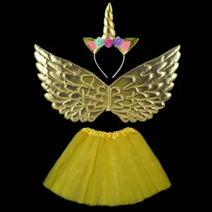 Conjunto de disfraz de unicornio dorado con diadema alas y falda de tul amarillo para fiesta.