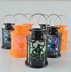 Dettaglio lanterna luminosa di Halloween, design castello spettrale ragnatela manico
