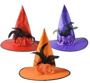 Bunte Hexenhüte mit schwarzen Federn und Rosen, ideal für Halloween und Kostümpartys.