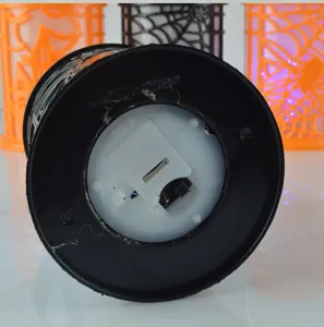 Dettaglio del vano batteria della luce notturna di Halloween, parte decorativa LED portatile.